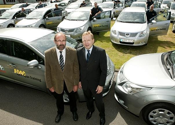 Ulrich Klaus Becker (ADAC Vizepräsident für Verkehr), Alain Uyttenhoven (Vizepräsident Toyota Deutschland GmbH). Foto: Auto-Reporter/Toyota